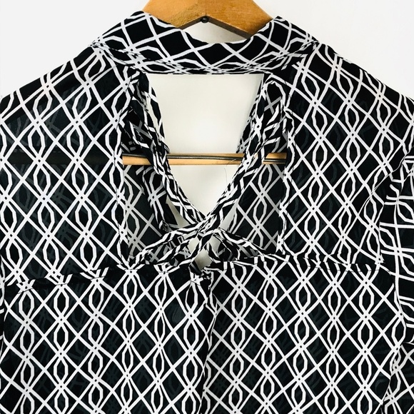 💙 5 for $25 💙 Unique Black & White Print Blouse - Picture 4 of 4